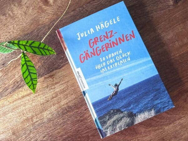 Buch Grenzgängerinnen liegt auf einem Tisch